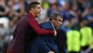 مدرب البرتغال يقلل من أهمية انتقادات كابيلو لرونالدو