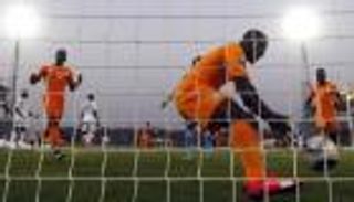 بالفيديو.. مدافع مالي يسجل هدفا كوميديا في مرماه