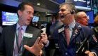 وول ستريت تتراجع بعد هبوط الإسترليني