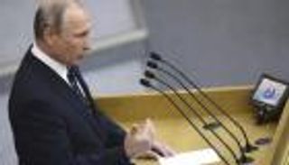 لوحة لبوتين بالمسامير والخيوط.. هدية عامه الـ64