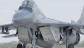 طائرة يمنية تشن أول غارة على مواقع الحوثيين