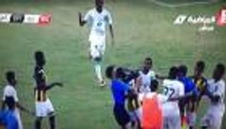 شاهد: اشتباكات شباب الأهلي والاتحاد بالسعودية تصيب الحكم