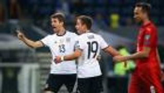 لوف يشيد بمولر.. ويدافع عن "غفوة اليورو"