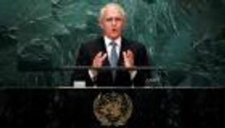 العواصف تقتل امرأة وتقطع الكهرباء عن آلاف المنازل في أستراليا