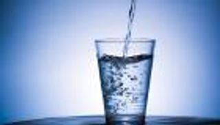 دراسة تبحث أضرار تناول 8 أكواب من الماء يوميا