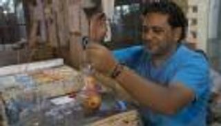 بالصور.. "أشرف"  يحول رمال سيناء إلى فن رائج