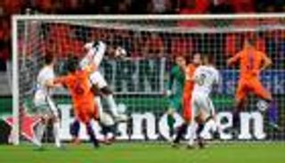 قذيفة بوجبا تقود فرنسا للفوز على هولندا في أمستردام