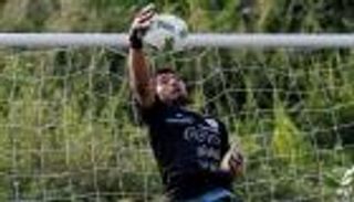 بالصور.. لعنة حراس برشلونة تصيب سواريز