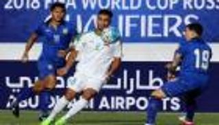 الطاقم الطبي لمنتخب العراق ينقذ لاعباً تايلاندياً من الموت