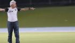 فيديو.. فان مارفيك يتجاوز عاداته لتسخين الجماهير قبل لقاء الإمارات