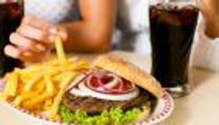 احذروا.. وجبات "الكومبو" تهدد صحة أطفالكم