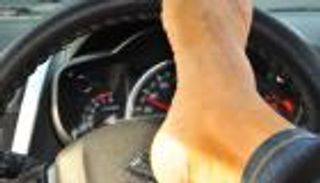 بالفيديو .. هندي بلا ذراعين يحقق حلم قيادة السيارة