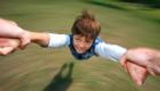 انتبهوا.. إياكم وأرجحة الطفل من ذراعيه