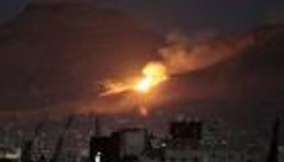 بالصور.. لحظة ضرب مخازن أسلحة الحرس الجمهوري بشرق صنعاء