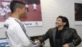 الكشف عن سر انقلاب مارادونا على ميسي لصالح رونالدو