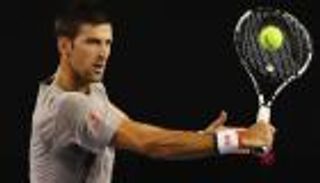 ديوكوفيتش يهزم زفيريف ويتأهل لنصف نهائي شنغهاي