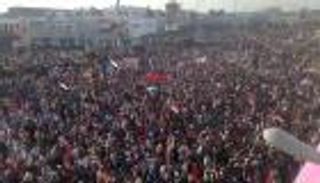 يمنيون يحرقون علم إيران وصور الحوثي وصالح في عدن