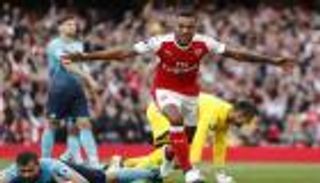 والكوت يقود أرسنال للفوز بعشرة لاعبين على سوانزي