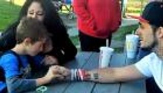 فيديو مؤلم.. أب يصارح طفله بوفاة والدته