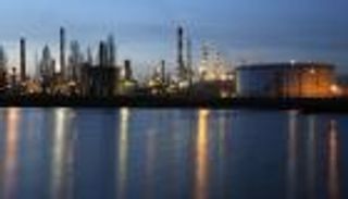 النفط يتراجع مع ارتفاع الدولار ومنصات الحفر.. والأنظار لا تزال على أوبك