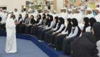 بالصور.. اجتماع وزاري برئاسة محمد بن راشد في مدرسة بالإمارات