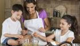 اليوم العالمي للغذاء.. 5 طرق لتعلم طفلك الأكل الصحي