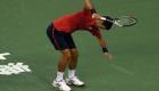 بالفيديو.. ديوكوفيتش يكسر المضرب عقب الخسارة أمام باوتسيتا