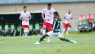 بالفيديو.. "تمثيلية كوميدية" للاعبين في مباراة بالبرازيل