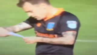 بالفيديو.. لاعب في "الشامبيونشيب" يخطف التعليمات الفنية للمنافس