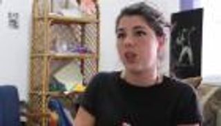 بالفيديو.. مترجمة بـ"الثقافي الإسباني" تصنع الأحذية للفلسطينيين