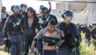 بالشمع الأحمر.. إسرائيل تعاقب الأسرى الفلسطينيين في منازلهم