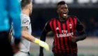 ميلان يهزم فيرونا في عقر داره بثلاثية ويزاحم روما على المركز الثاني