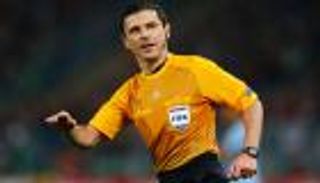 "أسوأ حكم" في مونديال 2014 يدير قمة برشلونة والسيتي