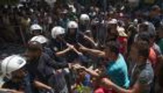 اشتباكات بين الشرطة ومهاجرين قرب مخيم شمال اليونان 