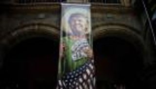 بالصور.. تقاليع العالم حول ترامب وكلينتون 