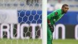 تألق حارسا العين والجيش يبقيان الشوط الأول سلبيا