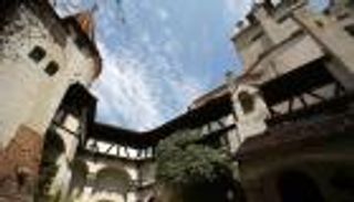 السماح لشخصين بقضاء ليلة في تابوتين بقلعة "دراكولا"