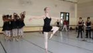 مدرسة باليه كوبية تقبل أول طالبة أمريكية