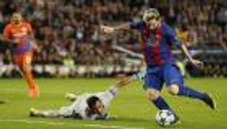 بالفيديو.. فرناندينيو يمنح "MSN" الهدف المئوي في 2016