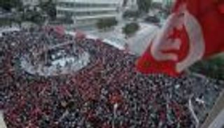 لا لموازنة 2017.. صرخة شركات ونقابات تونس في وجه "الشاهد"