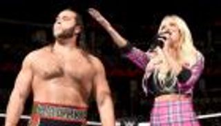 روسيف يقدم عائلته لمجتمع المصارعة.. ورينز يقاطعه