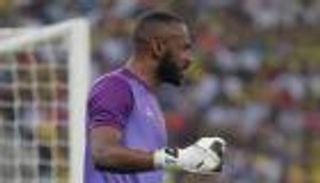 صور.. فرحة هيستيرية لحارس الشباب بهدف بن يطو