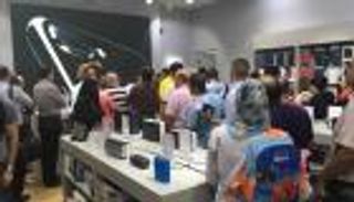 بالصور.. طوابير أيفون 7 الأحدث في مصر