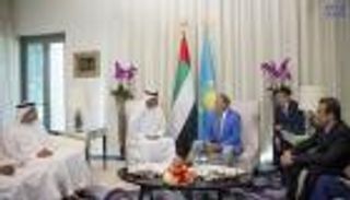 بالصور.. محمد بن زايد يلتقي رئيس كازاخستان