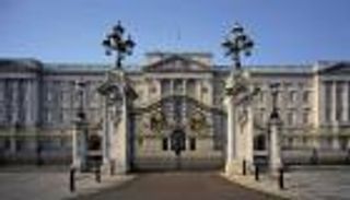 سفير الإمارات يقدم أوراق اعتماده إلى ملكة بريطانيا