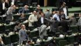 برلماني إيراني يحذر من انهيار النظام