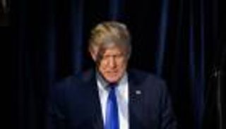 ترامب يقف وحيدا وكلينتون تتصدر الاستطلاعات الأمريكية