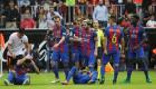 بالفيديو.. جمهور فالنسيا يعاقب برشلونة بزجاجات المياه