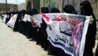 أمهات المختطفين يتظاهرن بصنعاء للتنديد  بانتهاكات الحوثيين
