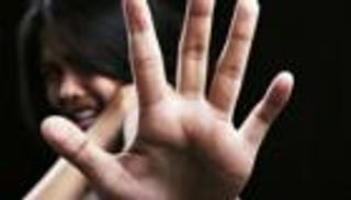 بالفيديو.. راكب يضرب موظفة طيران بآيباد ورد سريع من المارة